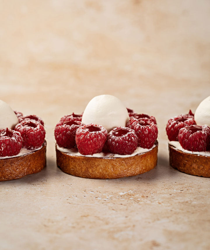 Tarte framboise - Individuel LA PATISSERIE CYRIL LIGNAC vue face aux Galeries Lafayette Le Gourmet