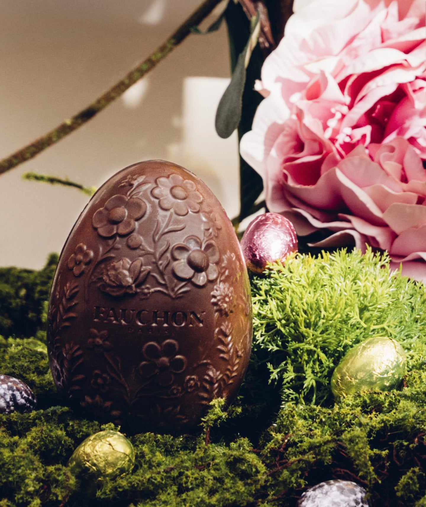 Grand œuf de Pâques au chocolat noir