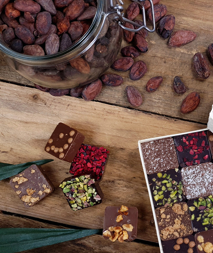 Coffret pralinés feuilletés noir et lait - 12 carrés