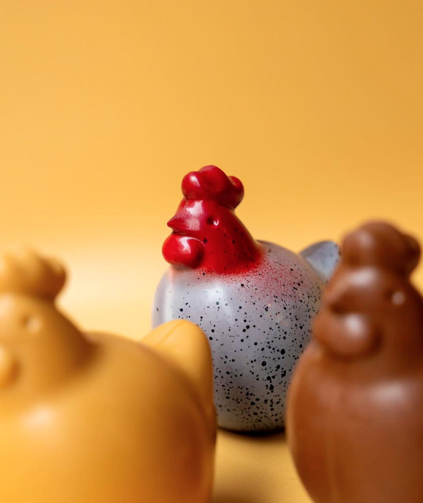 Exclusivité Galeries Lafayette - Poule chocolat noir moucheté