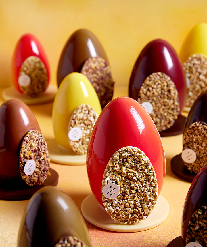 Oeuf de Pâques au chocolat noir, paré de fruits secs et rempli d'oeufs pralinés - Petit format