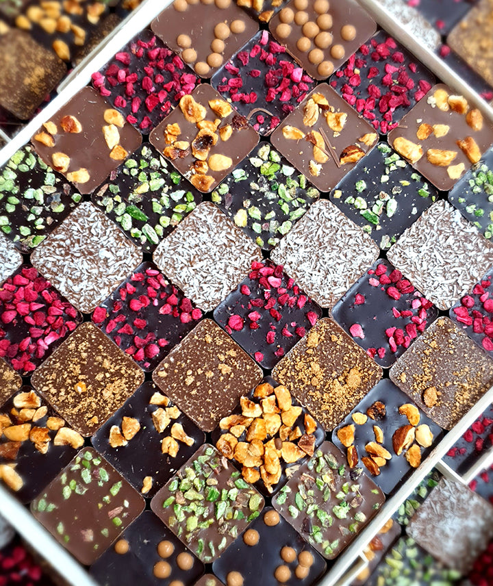 Coffret pralinés feuilletés noir et lait - 20 carrés