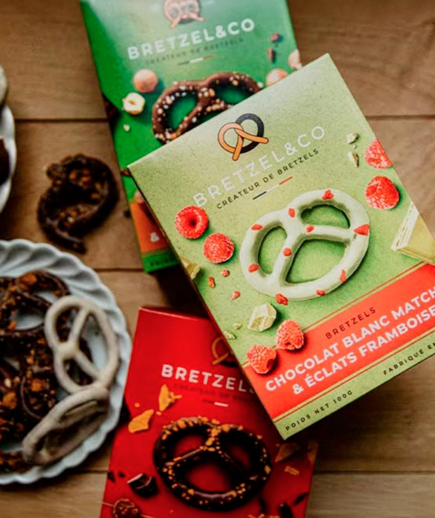 Bretzel chocolat blanc matcha et éclats de framboises