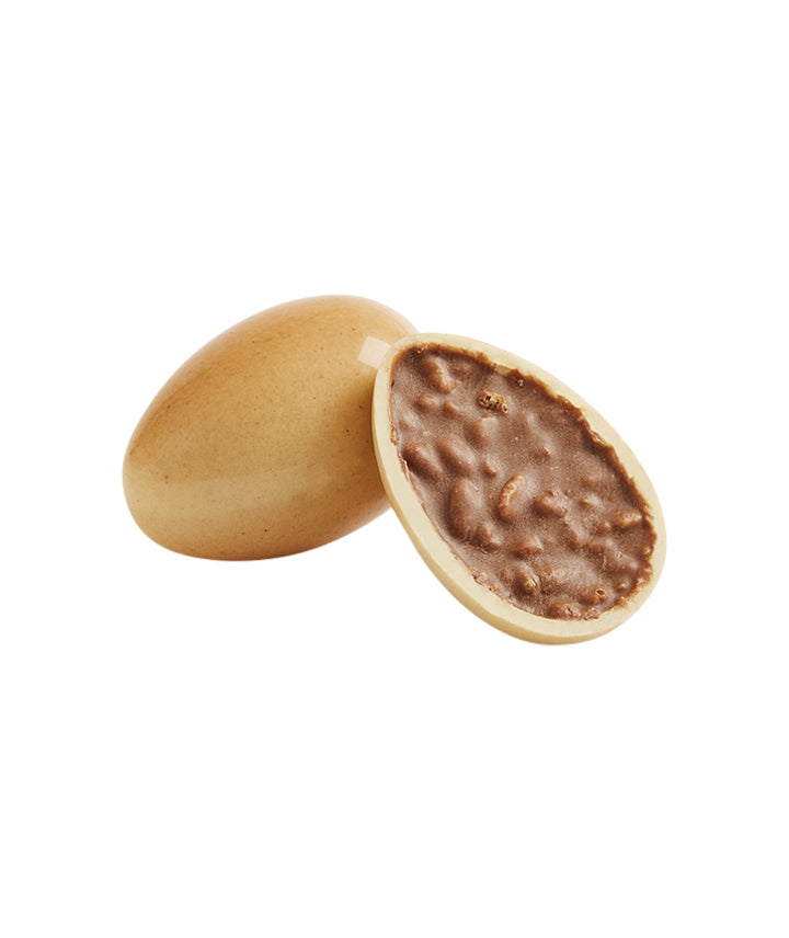 Oeuf praliné au riz soufflé et coque au chocolat blanc
