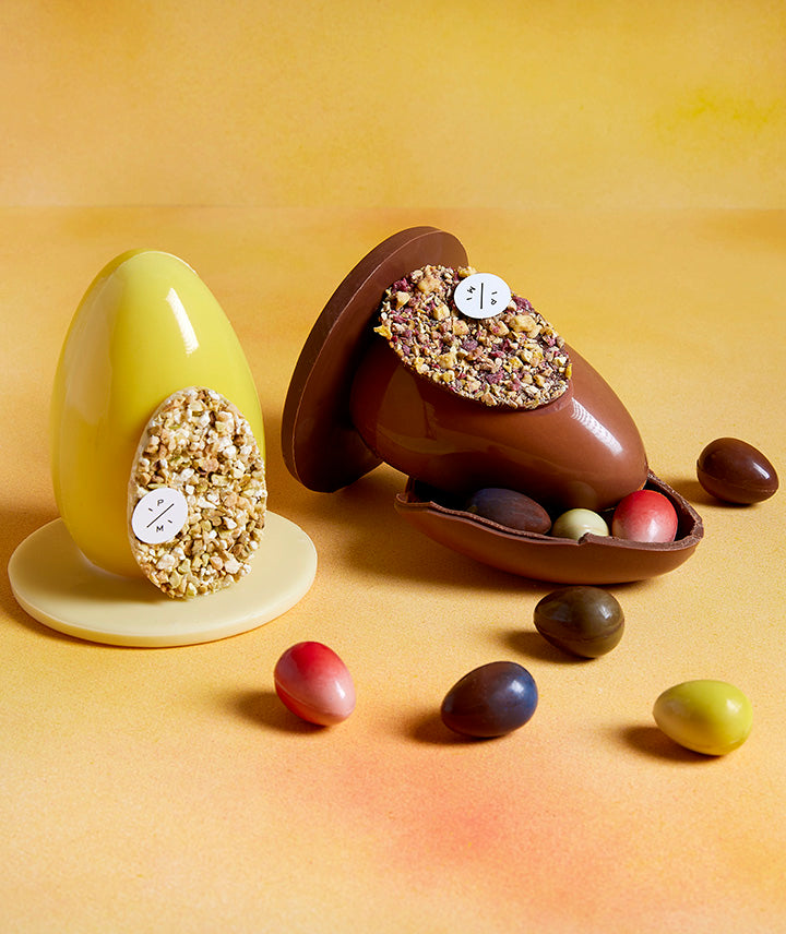 Oeuf de Pâques au chocolat blanc, fruits secs garnis d'oeufs pralinés - Petit format