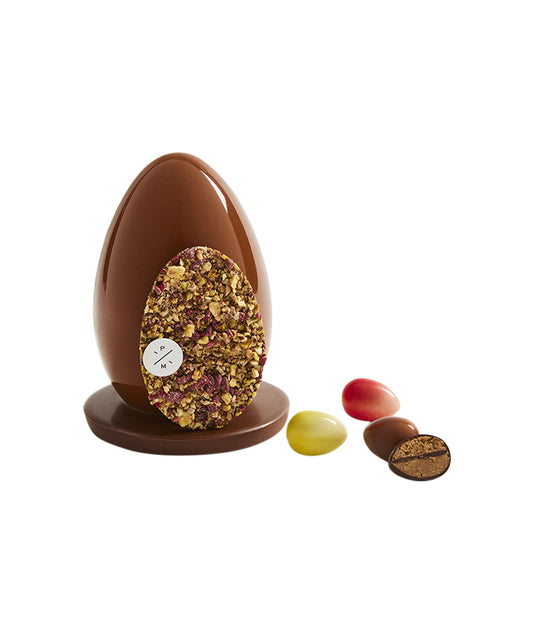 Oeuf de Pâques au chocolat au lait, paré de fruits secs et rempli d'oeufs pralinés - Grand format