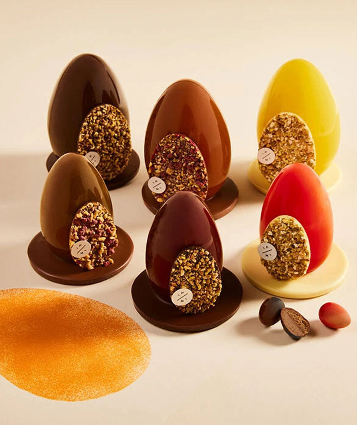 Oeuf de Pâques au chocolat noir, paré de fruits secs et rempli d'oeufs pralinés - Grand format
