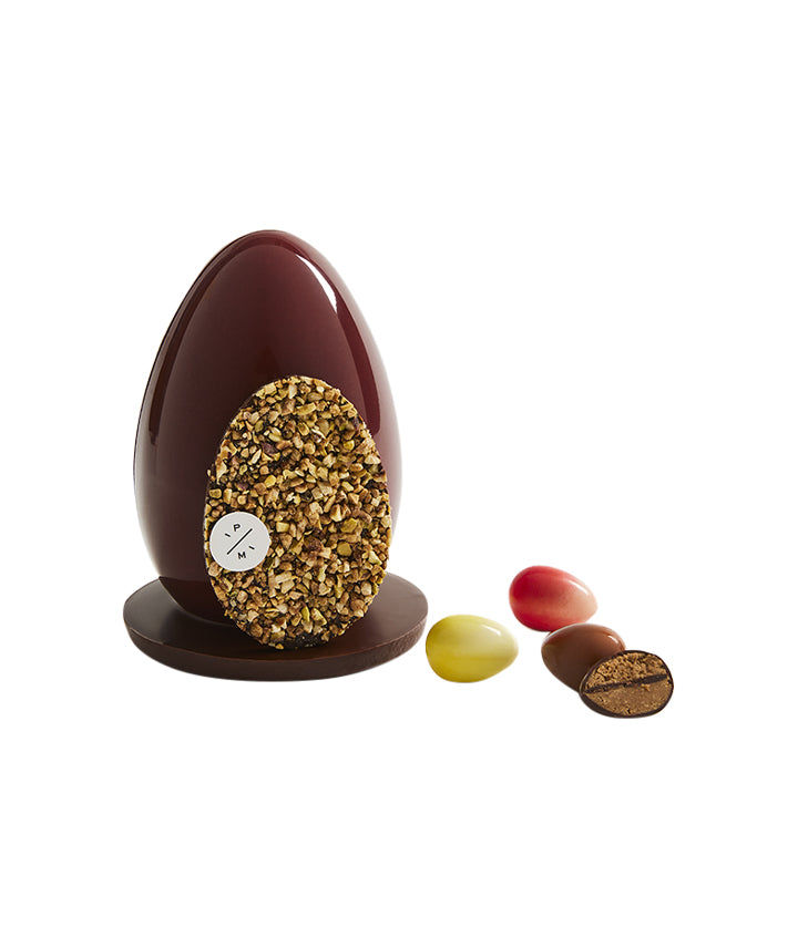 Oeuf de Pâques au chocolat noir, paré de fruits secs et rempli d'oeufs pralinés - Grand format